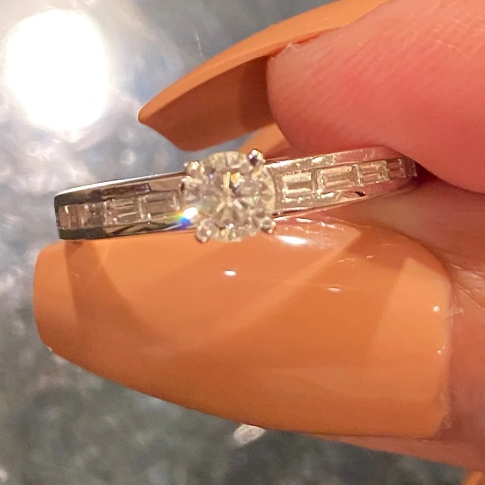 DIAMOND ENGAGEMENT RING - Picture 5 of 8